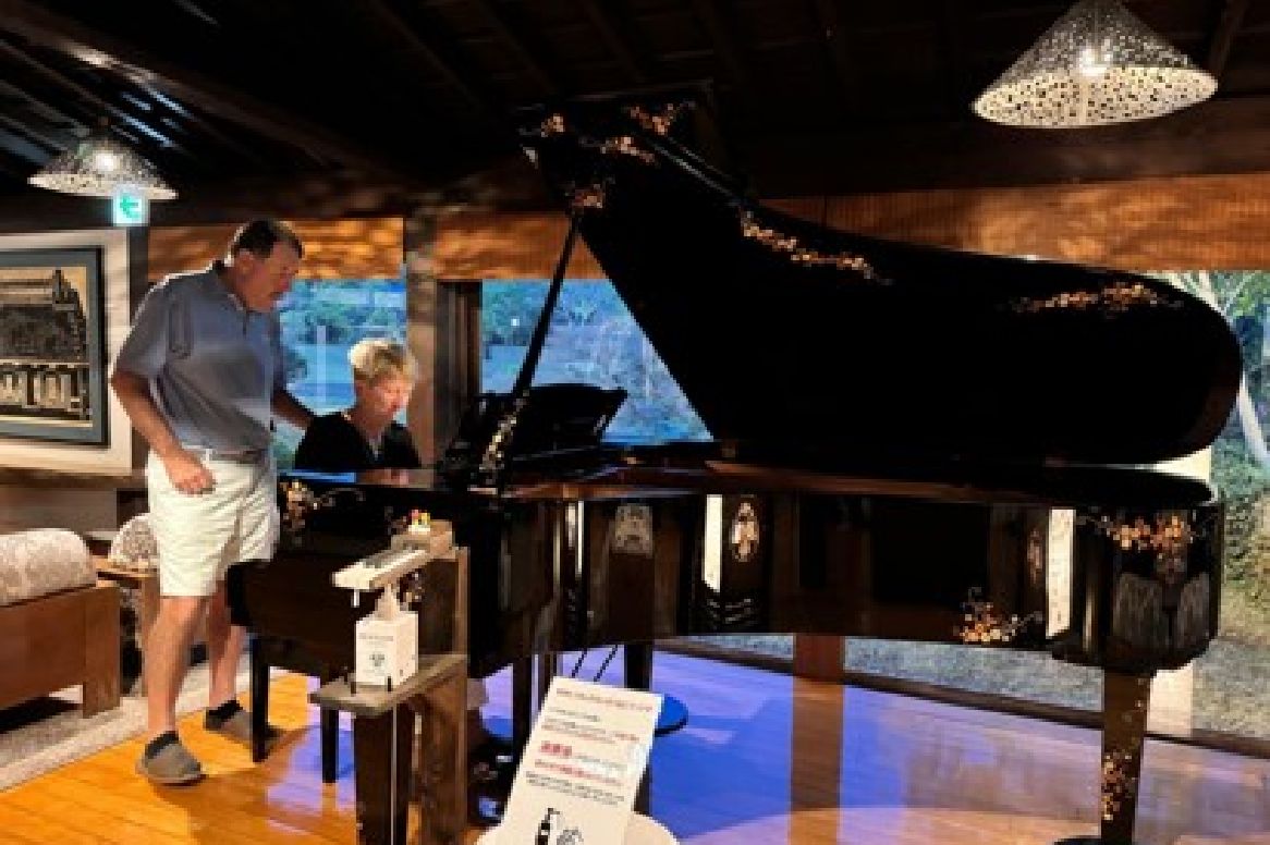 グランドピアノ弾く姿 2人